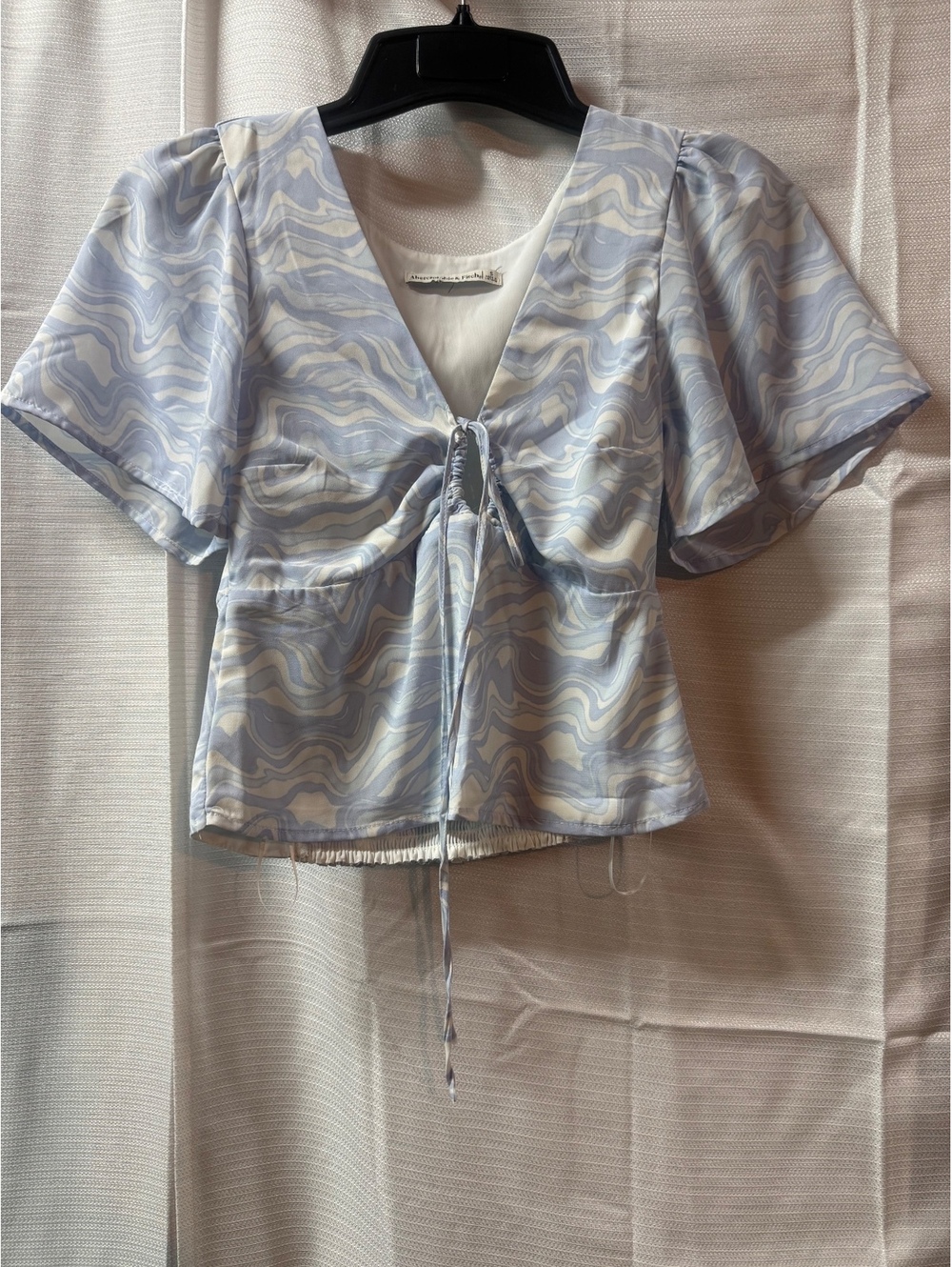 Abercrombie & Fitch Women's Blue and White Patterned Tie Front Blouse Size S